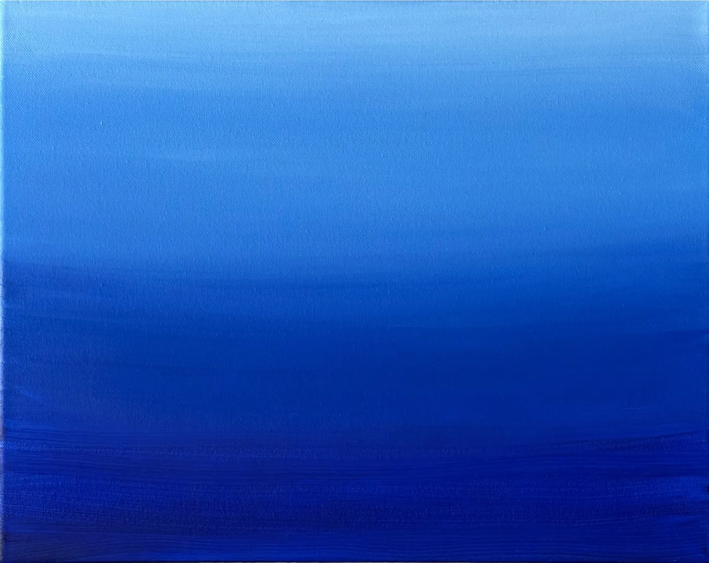 Le tableau vu de face : un dégradé de bleu, très clair en haut, qui fonce peu à peu jusqu'à un bleu outremer profond en bas. On devine le grain de la toile et les traces horizontales du pinceau.